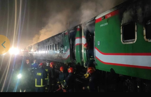 ঢাকায় ট্রেনে আগুন,শিশুসহ চারজন নিহত