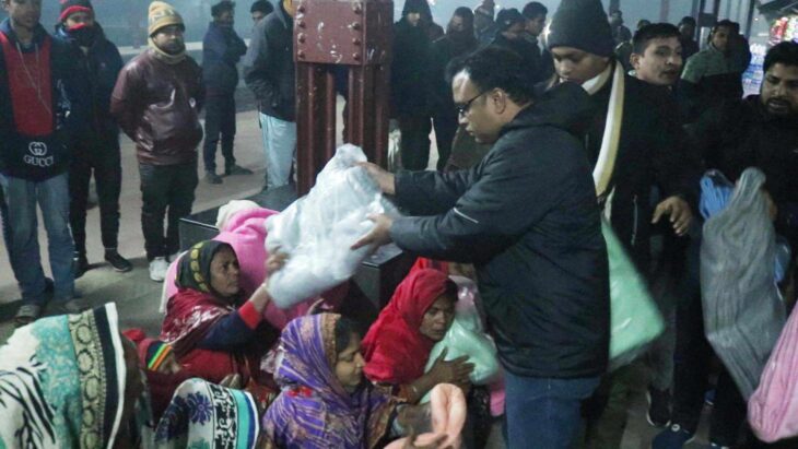 ঠাকুরগাঁও এ গভীর রাতে ঘুরে প্রকৃত অসহায় শীর্তাতদের খুঁজে এসপি’র কম্বল বিতরণ