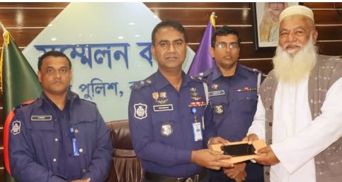 রাজবাড়ীতে ৭১ মোবাইল ফোন উদ্ধার করে মালিককে ফেরত দিল পুলিশ
