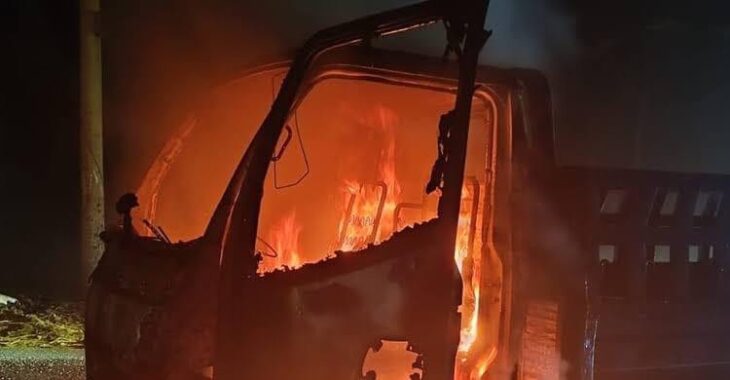 বগুড়ায় চলন্ত পিকআপে আগুন দিয়েছে দুর্বৃত্তরা!