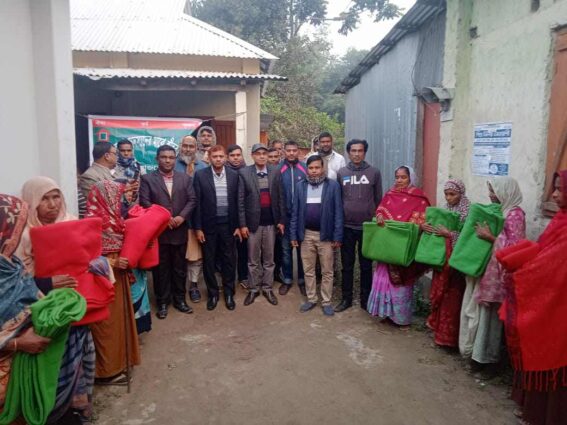 কুড়িগ্রামে গ্রামীণ ব‍্যাংকের সংগ্রামী সদস্যদের মাঝে শীতবস্ত্র বিতরণ