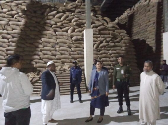 অবৈধ মজুদ ও বাজার নিয়ন্ত্রণে ভ্রাম্যমাণ আদালত পরিচালনা