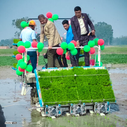 রাইস ট্রান্সপ্লান্টার যন্ত্রের সাহায্যে ধানের চারা রোপন কার্যক্রমের শুভ উদ্বোধন
