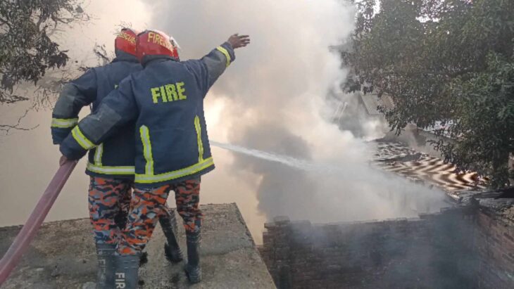 দিনাজপুরের ফুলবাড়ীতে তুলার গোডাউনে আগুন। ১টি ছাগলসহ প্রায় ৭ লক্ষ টাকার তুলা পুড়ে ছাই