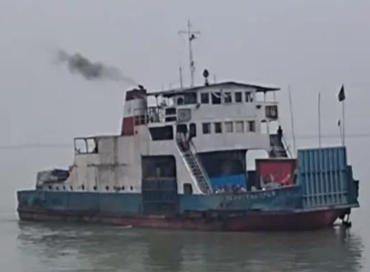 পাটুরিয়া-দৌলতদিয়া ও আরিচা-কাজীরহাট নৌরুটে ছয় ঘণ্টা বন্ধ থাকার পরে পূণরায় চালু