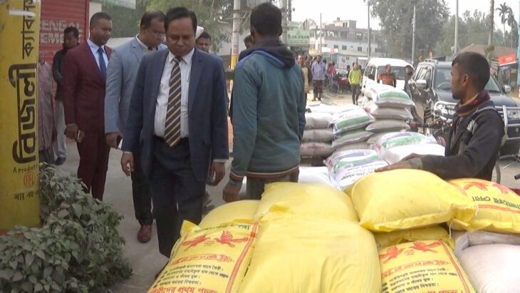 চালের অবৈধ্য মজুতদারদের বিরুদ্ধে ফুলবাড়ীতে প্রতিযোগিতা কমিশনের অভিযান ও মতবিনিময়