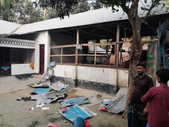 চাকুরীর টাকা ফেরত চাওয়ায় দোকানপাট-ঘরবাড়িতে হামলা চালায় দূর্বৃত্তরা