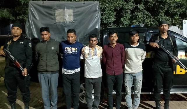 বগুড়ায় র‍্যাবের অভিযানে ৬৯ বোতল ফেন্সিডিলসহ গ্রেফতার-৫