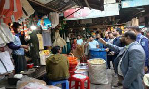 দিনাজপুরের ফুলবাড়ী উপজেলা প্রশাসনের কাঁচাবাজার নিয়ন্ত্রণে মনিটারিং