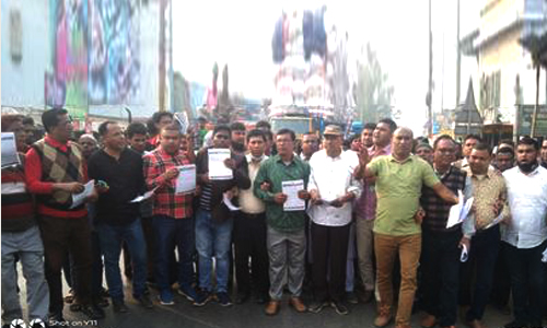 ফুলবাড়ী পৌর বিএনপির নেতা কর্মীরা দেশ বাঁচাও স্লোগানে লিফলেট বিতরণ