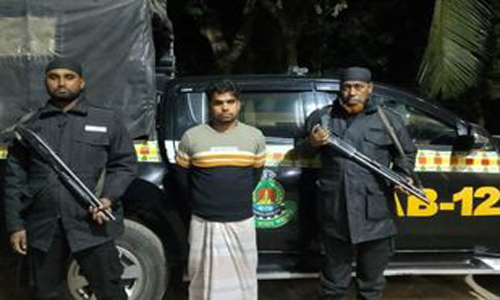 বগুড়ায় ব্যবসায়ীকে জিম্মি করে নারীর সাথে আপত্তিকর ভিডিও ধারণ গ্রেফতার-০১