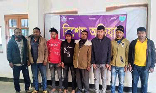 বিপুল পরিমাণ ভারতীয় পেঁয়াজসহ গ্রেফতার-৮