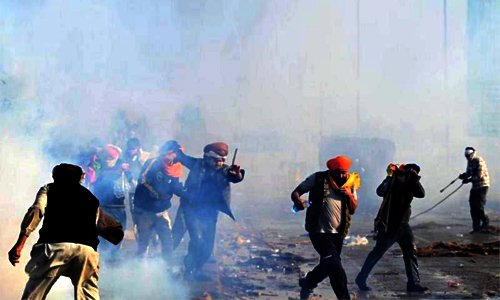 ভারতে আন্দোলনকারী কৃষক ও পুলিশের সংঘর্ষে উত্তপ্ত শাম্ভু সীমান্ত