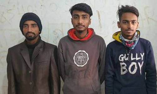 সাভারে মহাসড়কে যানবাহনে চাঁদাবাজির সময় তিনজনকে গ্রেফতার