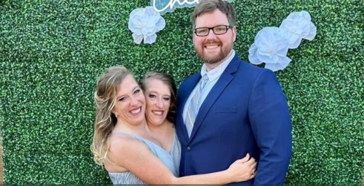 বিয়ে করলেন জোড়া মাথার ২ বোন অ্যাবি-ব্রিটানি