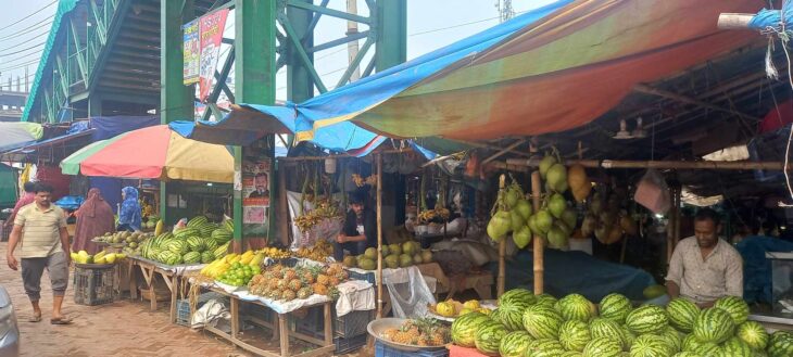 সাভারে মহাসড়কে পাশে অবৈধ দোকান,দুর্ঘটনা আশঙ্কা