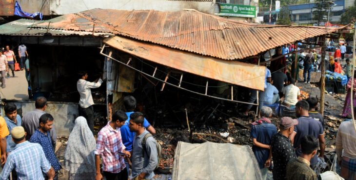 বগুড়ায় গভীর রাতে ১২ ফলের দোকান পুড়ে ছাই