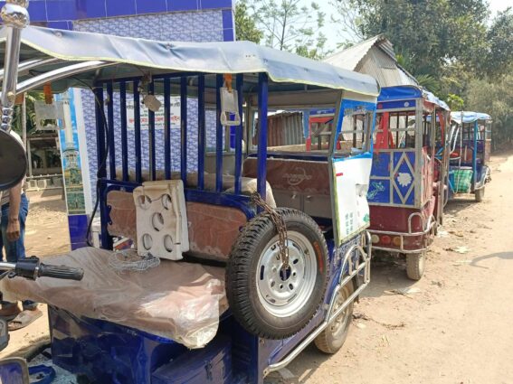 ৩০টি ইজিবাইক ভাঙচুর, সমিতির কার্যালয়ে বঙ্গবন্ধু ও প্রধানমন্ত্রীর ছবি ছিড়ার অভিযোগ