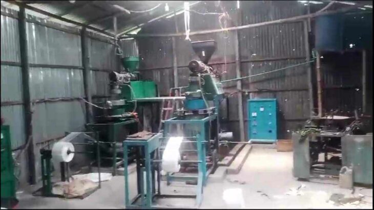 ঝিনাইদহে মঞ্জুরের অবৈধ পলিথিন কারখানা চলছে রমরমা