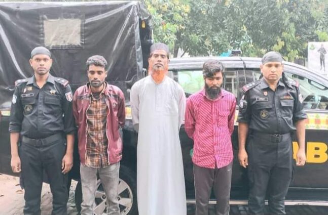 বগুড়ায় মহাসড়কে পণ্যবাহী ট্রাক থামিয়ে চাঁদা উত্তোলনকারীর তিনজনকে গ্রেফতার করেছে র‌্যাব