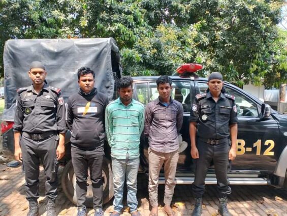 বগুড়ায় র‍্যাবের অভিযানে ১৫ কেজি ৫০০ গ্রাম গাঁজাসহ গ্রেফতার-৩