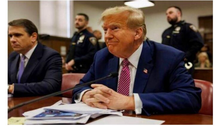 আমেরিকায় আদালতের বাহিরে নিজের গায়ে আগুন দিল যুবক