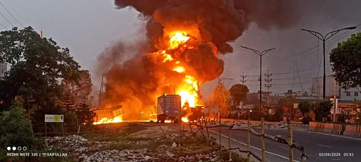 সাভারে তেলের লরি উলটে ৫ গাড়িতে আগুন, নিহত ১