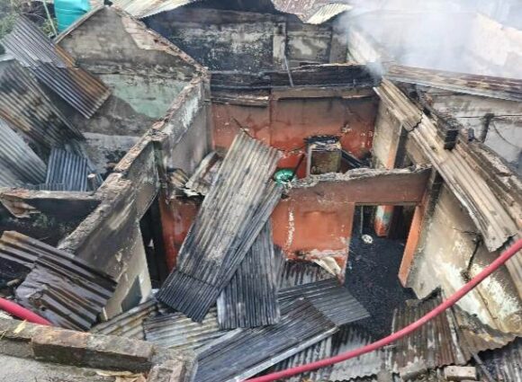 বগুড়ায় শট সার্কিটের আগুনে বসতবাড়িি পুড়ে ছাই