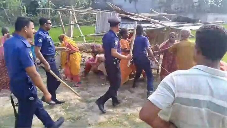 নওগাঁর বদলগাছীতে এক ব্যক্তির পক্ষ নিয়ে মারধর করে ঘর-বাড়ি ভাঙ্গলেন ফাঁড়ির পুলিশ