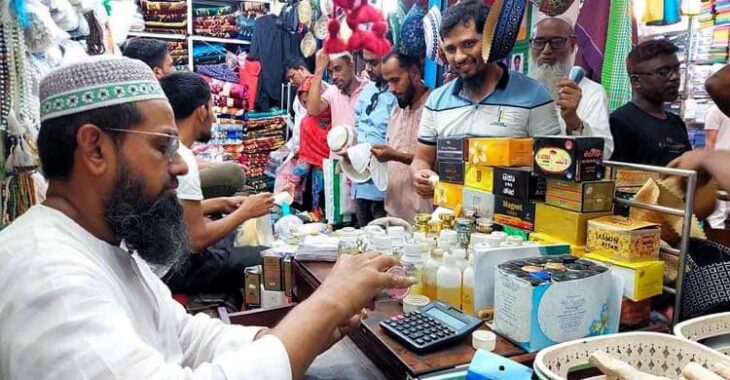বগুড়ায় ঈদ বাজার: শেষ মুহূর্তে জমে উঠেছে আতর-টুপি বেচাকেনা!