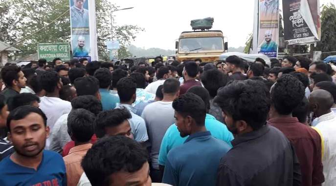 পুলিশের বিরুদ্ধে মারধরের অভিযোগ, পঞ্চগড়ে পৌনে ২ ঘণ্টা মহাসড়ক অবরোধ