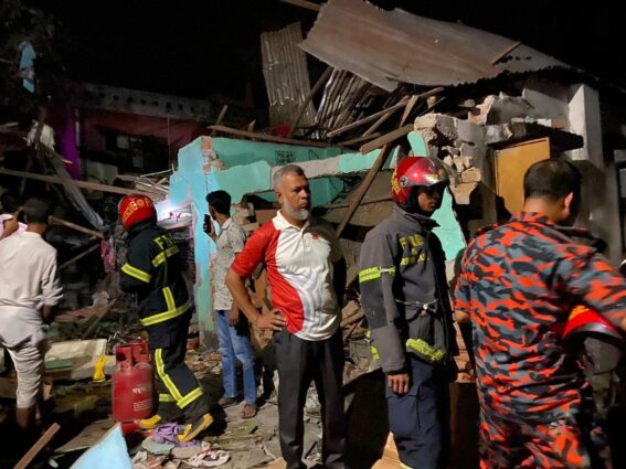 বগুড়য় বসতবাড়িতে তৈরি করা হতো পটকা হঠাৎ বিস্ফোরণ শিশুসহ আহত ৪