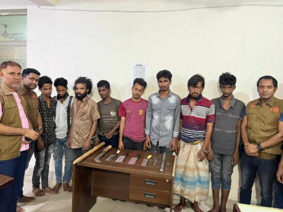 সাভারে ডিবির অভিযানে দেশীয় অস্ত্রসহ ৮ ডাকাত গ্রেপ্তার
