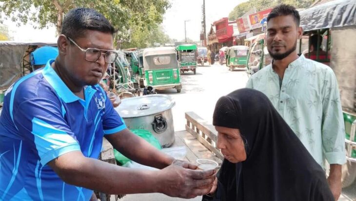 সান্তাহারে তীব্র গরমে পথচারীদের লেবুর শরবত বিতরণ