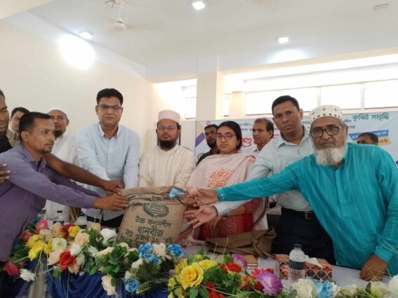 নওগাঁর সাপাহারে ক্ষুদ্র ও প্রান্তিক কৃষকদের মাঝে বিনামূল্যে বীজ ও রাসায়নিক সার বিতরণ