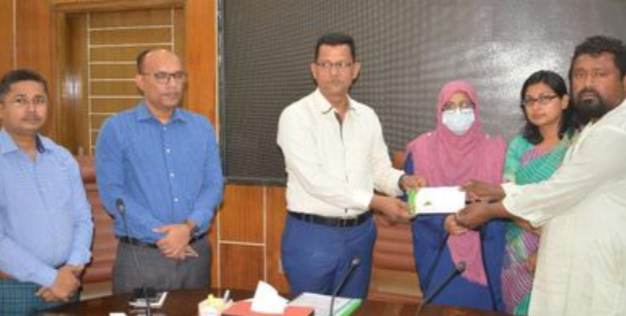 বগুড়ায় অগ্নিকাণ্ডে ক্ষতিগ্রস্ত ফল ব্যবসায়ীদের আর্থিক সহায়তা দিলেন জেলা প্রশাস