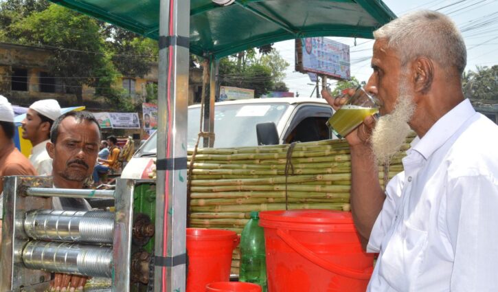তীব্র গরমে বগুড়ায় কদর বেড়েছে আখের রস ও শরবতের