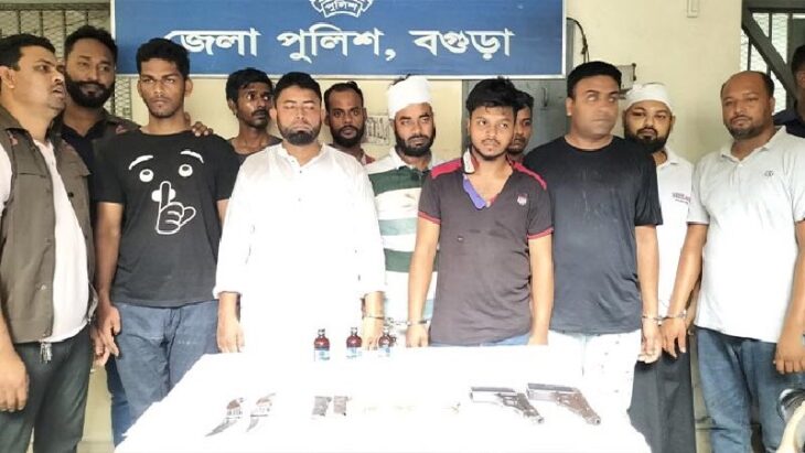 স্বেচ্ছাসেবকলীগ বগুড়া থানা থেকে আসামি ছিনিয়ে নিতে পুলিশের উপর হামলা   