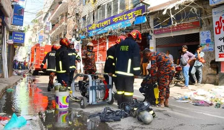 বগুড়ায় বহুতল বিপণি বিতান মেরিনা কমপ্লেক্সে আগুন