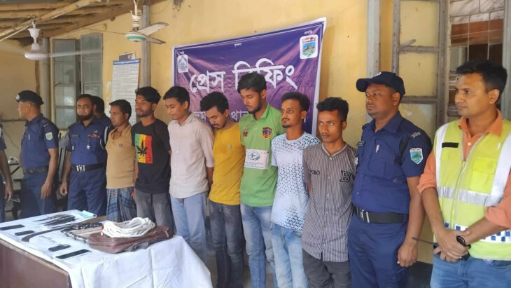 সান্তাহারে ডাকাতি প্রস্ততিকালে অস্ত্রসহ সাত ডাকাত সদস্য গ্রেপ্তার