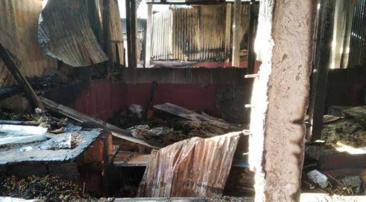 বোদা বাজারে ৫টি দোকান পুড়ে ভূস্মিভুত