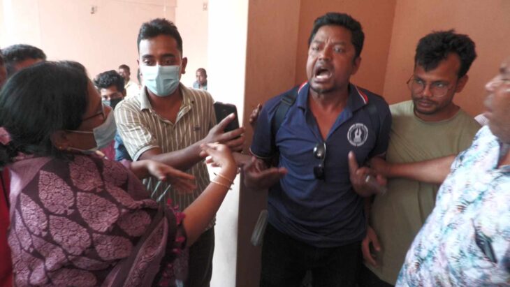 ঠাকুরগাঁওয়ে ভিজিএফের চাল ওজনে কম দেয়ার অভিযোগ সাংবাদিককে লাঞ্চিত করলেন মেয়র