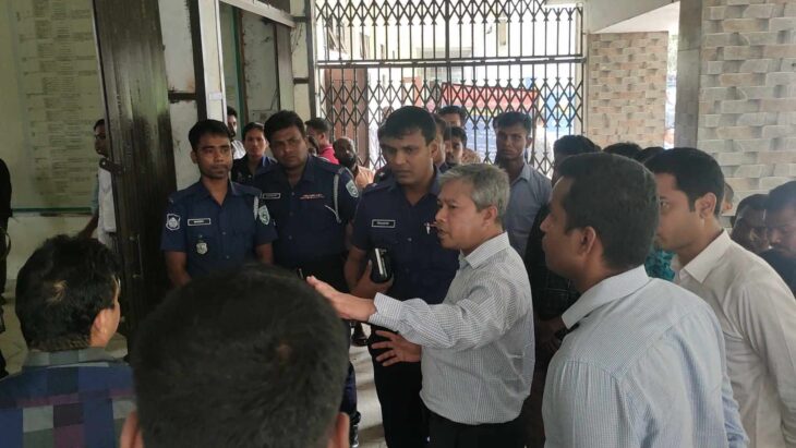 ঠাকুরগাঁওয়ে সেবা না পেয়ে ডিসি অফিসের হেল্পডেস্ক ভাঙচুর করল বৃদ্ধ