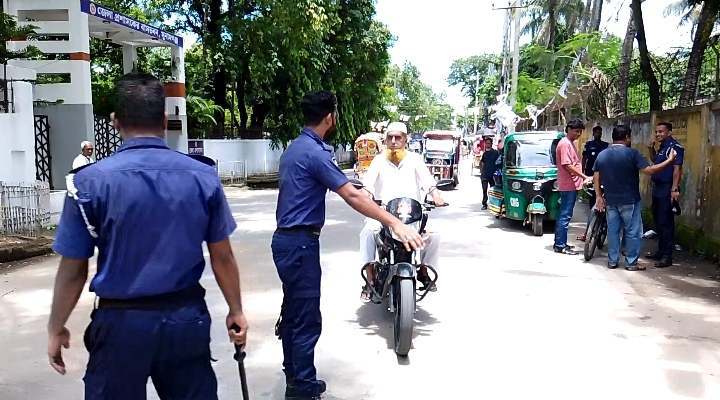 সড়কে দুর্ঘটনা প্রতিরোধে সুনামগঞ্জে পুলিশের অভিযান