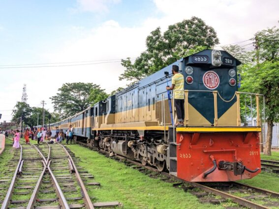 আদমদীঘিতে দোঁলনচাপা এক্সপ্রেস ট্রেনের ইঞ্জিন বিকল,ট্রেন চলাচল বিলম্ব