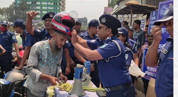 ঠাকুরগাঁও ট্রাফিক পুলিশের পক্ষ থেকে নিরাপদ রাখাতে হেলমেট বিতরণ