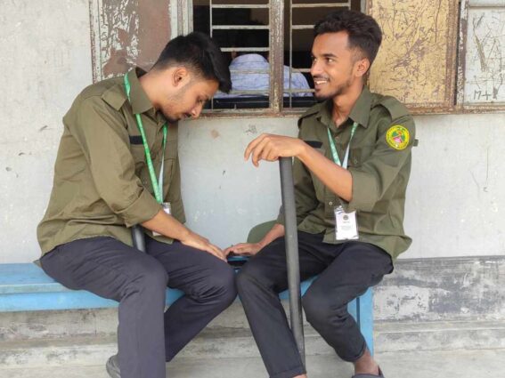 ভোটকেন্দ্রে শূন্য থাকায় লুডু খেলে সময় কাটাচ্ছে পুলিশ ও আনসার