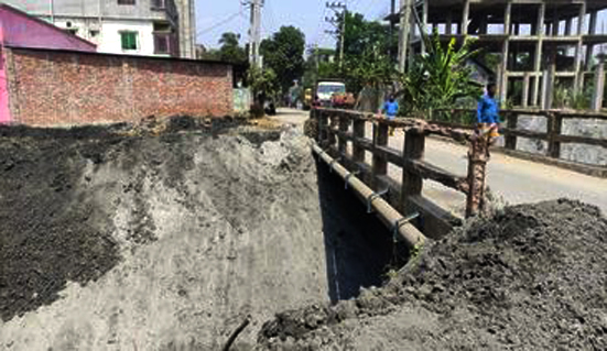 সাভারে স্থানীয় দুই ভূমিদস্যু খালে বালু ফেলে দখল