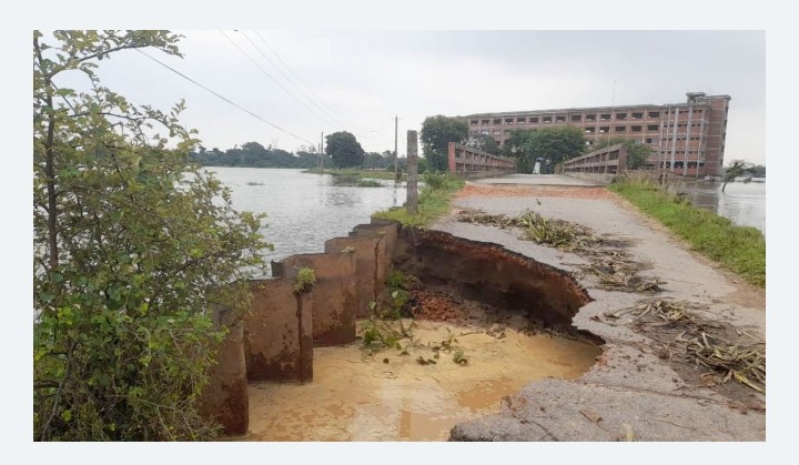 সুনামগঞ্জে পাহাড়ি ঢলে ভেঙে গেছে রাস্তা,যোগাযোগ বিচ্ছিন্ন