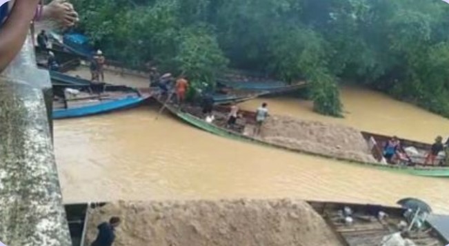 ট্রলার আটকে রেখে অর্ধলাখ টাকা চাঁদা আদায়ের অভিযোগ